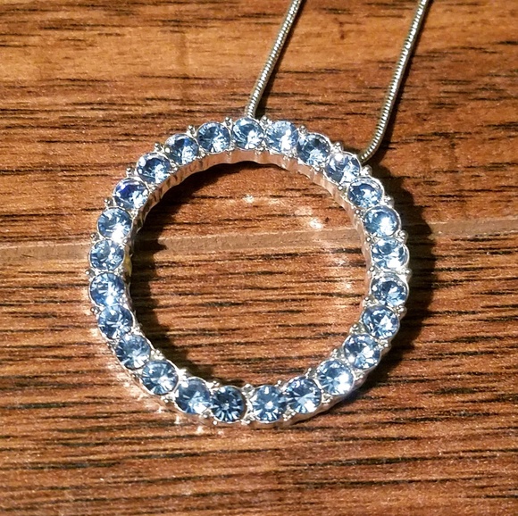 Jewelry - Beautiful 💙 Sparkly Blue Circle Necklace